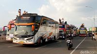 Saat Flyover Pasupati Dikuasai Ratusan Bus
