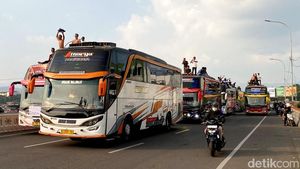 Saat Flyover Pasupati Dikuasai Ratusan Bus
