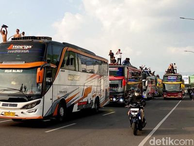 Saat Flyover Pasupati Dikuasai Ratusan Bus