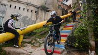 Aksi Menegangkan Lomba Sepeda Downhill di Permukiman Petare Venezuela