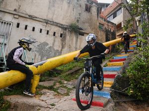 Aksi Menegangkan Lomba Sepeda Downhill di Permukiman Petare Venezuela Aksi Menegangkan Lomba Sepeda Downhill di Permukiman Petare Venezuela