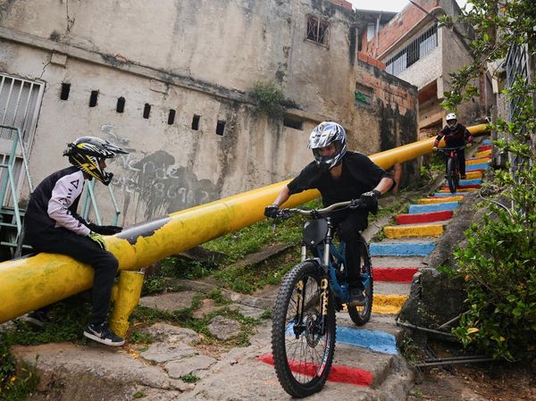 Aksi Menegangkan Lomba Sepeda Downhill di Permukiman Petare Venezuela