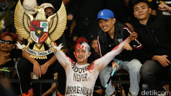 Aksi Suporter Indonesia Merahkan GBK dengan Beragam Poster Suporter Timnas Indonesia menyanyikan yel-yel sepanjang laga di SUGBK, Jakarta, Senin (21/7/2025). Indonesia kontra Malaysia imbang tanpa gol, namun Malaysia yang hanya menang sekali dipastikan pulang lebih awal dari AFF U23 2025.