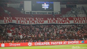 Aksi Suporter Indonesia Merahkan GBK dengan Beragam Poster