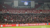 Aksi Suporter Indonesia Merahkan GBK dengan Beragam Poster