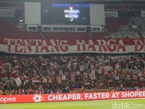 Aksi Suporter Indonesia Merahkan GBK dengan Beragam Poster