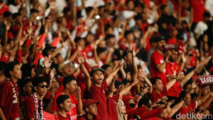 Suporter Timnas Indonesia menyanyikan yel-yel sepanjang laga di SUGBK, Jakarta, Senin (21/7/2025). Indonesia kontra Malaysia imbang tanpa gol, namun Malaysia yang hanya menang sekali dipastikan pulang lebih awal dari AFF U23 2025.