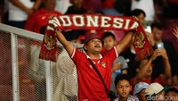 Sepanjang laga, suporter tampak bernyanyi juga membentangkan syal.