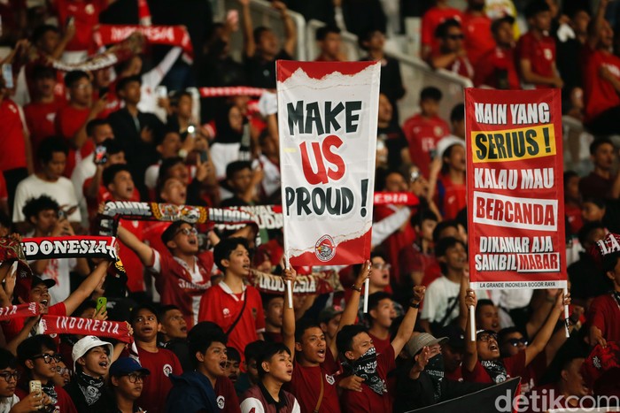 Suporter Timnas Indonesia menyanyikan yel-yel sepanjang laga di SUGBK, Jakarta, Senin (21/7/2025). Indonesia kontra Malaysia imbang tanpa gol, namun Malaysia yang hanya menang sekali dipastikan pulang lebih awal dari AFF U23 2025.