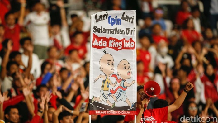 Suporter Timnas Indonesia menyanyikan yel-yel sepanjang laga di SUGBK, Jakarta, Senin (21/7/2025). Indonesia kontra Malaysia imbang tanpa gol, namun Malaysia yang hanya menang sekali dipastikan pulang lebih awal dari AFF U23 2025.