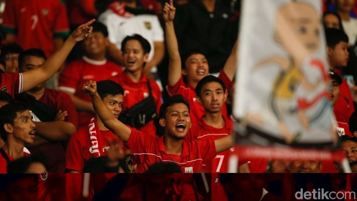 Suporter Timnas Indonesia menyanyikan yel-yel sepanjang laga di SUGBK, Jakarta, Senin (21/7/2025). Indonesia kontra Malaysia imbang tanpa gol, namun Malaysia yang hanya menang sekali dipastikan pulang lebih awal dari AFF U23 2025.