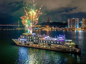 Ha Long Bay Berkabung, 2 Kapal Pesiar Ngotot Bikin Pesta Kembang Api