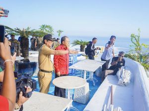 Kala Koster-Adi Arnawa Bongkar 48 Bangunan Liar di Pantai Bingin Kala Koster-Adi Arnawa Bongkar 48 Bangunan Liar di Pantai Bingin