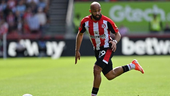 (FILES) Brentfords French-born Cameroonian striker #19 Bryan Mbeumo runs with the ball during the English Premier League football match between Brentford and Sheffield United at the Gtech Community Stadium in London on April 13, 2024. Manchester United have reportedly agreed to sign Cameroon winger Bryan Mbeumo from Brentford in a deal worth an initial 65 million ($87 million) as Ruben Amorim steps up his overhaul of the teams misfiring attack. Mbeumo is due to undergo a medical in time to travel to the United States on July 22, 2025 as Amorims men start their pre-season tour. (Photo by Glyn KIRK / AFP) / RESTRICTED TO EDITORIAL USE. No use with unauthorized audio, video, data, fixture lists, club/league logos or live services. Online in-match use limited to 120 images. An additional 40 images may be used in extra time. No video emulation. Social media in-match use limited to 120 images. An additional 40 images may be used in extra time. No use in betting publications, games or single club/league/player publications. /