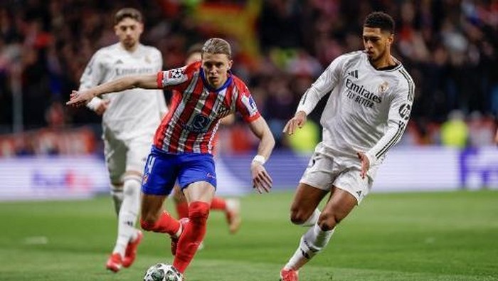 Conor Gallagher, Jude Bellingham Atletico Madrid's English midfielder #04 Conor Gallagher (L) runs with the ball challenged by Real Madrid's English midfielder #05 Jude Bellingham during the UEFA Champions League Round of 16 second leg football match between Club Atletico de Madrid and Real Madrid CF at the Metropolitano stadium in Madrid on March 12, 2025. (Photo by Oscar DEL POZO CAAS / AFP)