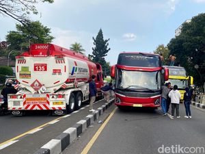 Demo Pekerja Pariwisata, Jalan ke Flyover Pasupati Ditutup Demo Pekerja Pariwisata, Jalan ke Flyover Pasupati Ditutup