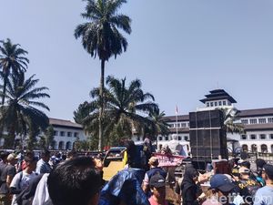 Pekerja Wisata ke Demul: Beliau Tak Punya Nyali Bertatap Langsung Pekerja Wisata ke Demul: Beliau Tak Punya Nyali Bertatap Langsung