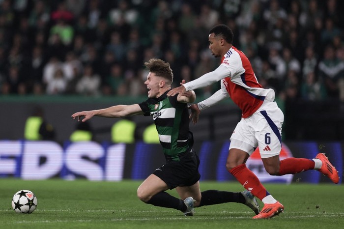 Sporting Lisbons Swedish forward #09 Viktor Gyokeres falls to the ground challenged by Arsenals Brazilian defender #06 Gabriel Magalhaes (R) during the UEFA Champions League, league phase day 5 football match between Sporting CP and Arsenal FC, at the Jose Alvalade stadium in Lisbon, on November 26, 2024. (Photo by FILIPE AMORIM / AFP)