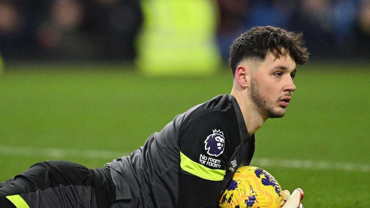 Manchester City mau pulangkan James Trafford dari Burnley? (AFP/OLI SCARFF)