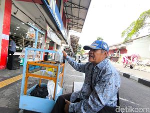 Kesetiaan Juned Puluhan Tahun Jualan Ikan Hias di Kuningan