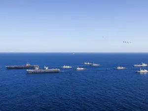 Kapal Induk Canggih Amerika dan Inggris Berkeliaran di Laut Timor Kapal Induk Canggih Amerika dan Inggris Berkeliaran di Laut Timor