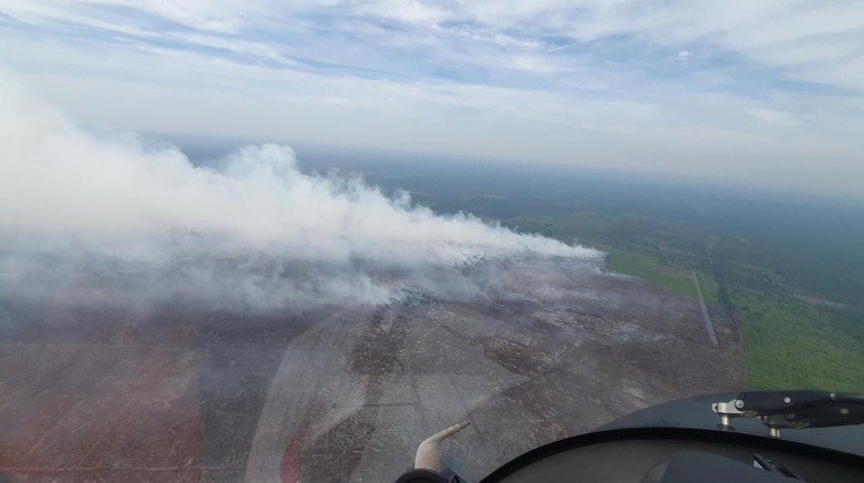3 Heli Water Bombing Dikerahkan ke Titik Hotspot Karhutla Riau