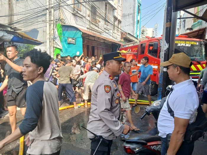 Kebakaran dengan skala cukup besar terjadi di Tambora, Jakbar. Sebanyak 145 personel damkar dikerahkan ke TKP. (dok Polsek Tambora)