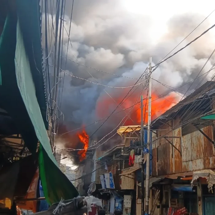 Kebakaran dengan skala cukup besar terjadi di Tambora, Jakbar. Sebanyak 145 personel damkar dikerahkan ke TKP. (dok Polsek Tambora)