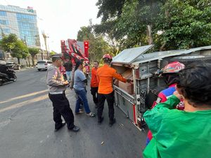 Pedal Gas Nyangkut, Pikap Muat Oli-Onderdil Motor di Jemursari Terguling