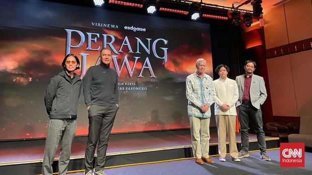 Angga Dwimas Sasongko, Gita Wirjawan, hingga Peter Carey dalam konferensi pers film Perang Jawa di Plaza Senayan Jakarta, Senin (21/7/2025). (CNN Indonesia/Muhammad Feraldi)