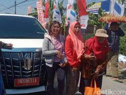 Peluncuran Kopdes Merah Putih, Warga Berfoto Samping Alphard Indonesia 1