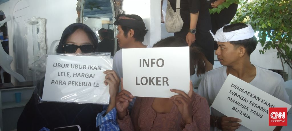 Gubernur Bali, I Wayan Koster bersama Bupati Badung, I Wayan Adi Arnawa  memimpin langsung pembongkaran bangunan ilegal yang berlokasi di Pantai Bingin, Desa Pecatu, Kecamatan Kuta Selatan, Kabupaten Badung, Bali, pada Senin (21/7).