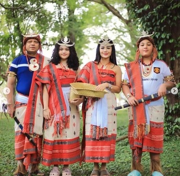 8 Foto Krisdayanti &amp; Keluarga Liburan ke Timor Leste, Kompak Pakai Baju Adat