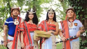 8 Foto Krisdayanti & Keluarga Liburan ke Timor Leste, Kompak Pakai Baju Adat