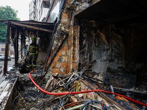 Serangan Rusia Tewaskan 5 Orang, Ukraina Balas Hantam Kilang Minyak Serangan Rusia Tewaskan 5 Orang, Ukraina Balas Hantam Kilang Minyak
