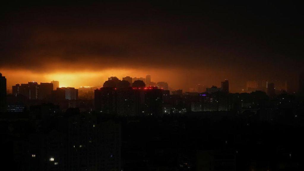 Ledakan Mengguncang Kyiv Saat Rusia Lancarkan Serangan Drone Ledakan Mengguncang Kyiv Saat Rusia Lancarkan Serangan Drone