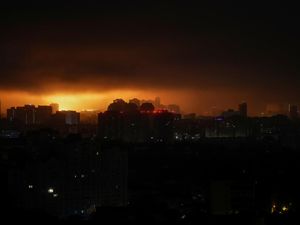 Ledakan Mengguncang Kyiv Saat Rusia Lancarkan Serangan Drone Ledakan Mengguncang Kyiv Saat Rusia Lancarkan Serangan Drone