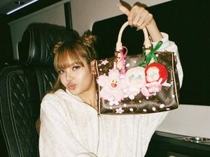 Lisa BLACKPINK Bikin Boneka Crybaby Jadi Tren Baru, Geser Popularitas Labubu Lisa BLACKPINK Bikin Boneka Crybaby Jadi Tren Baru, Geser Popularitas Labubu