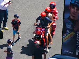Momen Marquez Bonceng Tiga Bareng Orang Tua Bagnaia Momen Marquez Bonceng Tiga Bareng Orang Tua Bagnaia