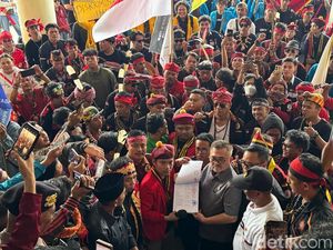 Merasa Dibohongi Soal Transmigrasi, Massa Geruduk Kantor Gubernur-DPRD Kalbar