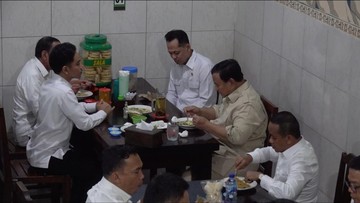 Momen Prabowo, Jokowi, Gibran Makan Bersama di Warung Bakmi Jawa Solo