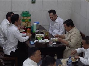 Momen Prabowo, Jokowi, Gibran Makan Bersama di Warung Bakmi Jawa Solo