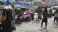 Mumbai Banjir, Warga Terobos Genangan Hujan