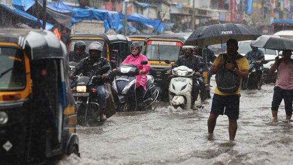 Mumbai Banjir, Warga Terobos Genangan Hujan