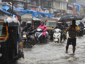 Mumbai Banjir, Warga Terobos Genangan Hujan Mumbai Banjir, Warga Terobos Genangan Hujan