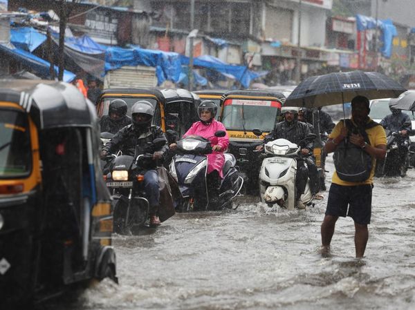 Mumbai Banjir, Warga Terobos Genangan Hujan