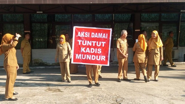 Pegawai DPPPA Kalbar menggelar agresi demonstrasi menuntut kepala dinas mundur. Pegawai DPPPA Kalbar menggelar agresi demonstrasi menuntut kepala dinas mundur.