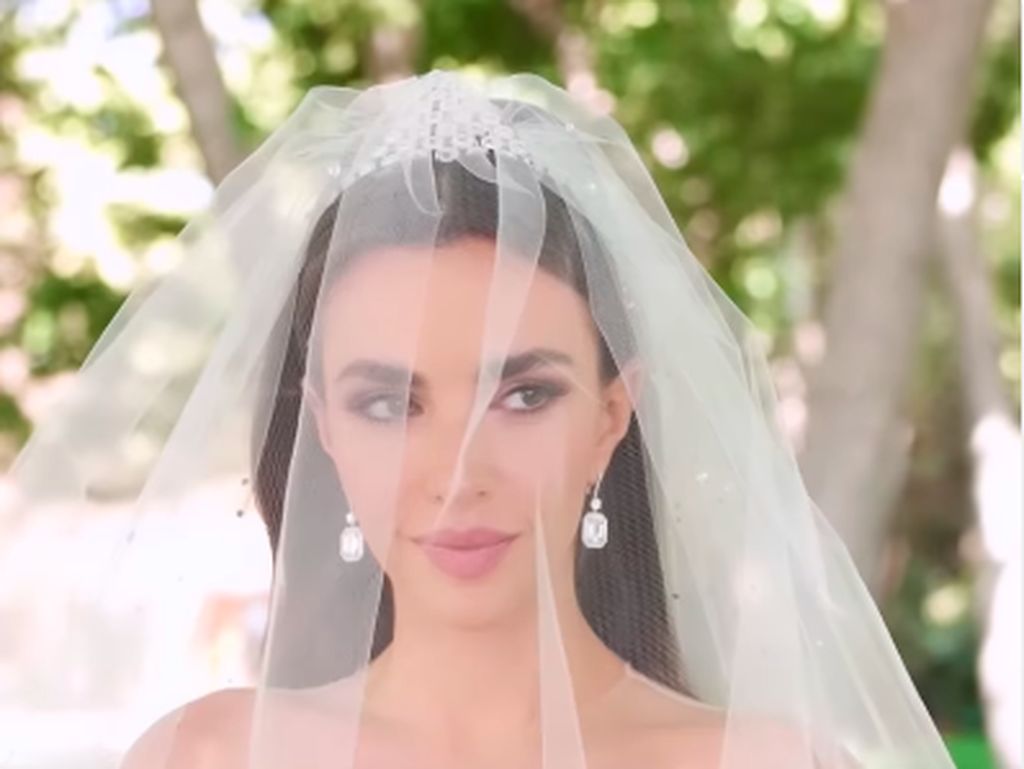 Potret Pernikahan Anak Desainer Elie Saab, Gaun Pengantin Menantu Bak Fairytale Potret Pernikahan Anak Desainer Elie Saab, Gaun Pengantin Menantu Bak Fairytale