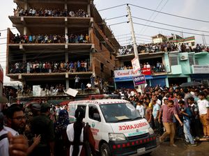 Video: Kepanikan Warga Bangladesh Saat Pesawat Latih Jatuh-Terbakar Video: Kepanikan Warga Bangladesh Saat Pesawat Latih Jatuh-Terbakar