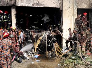 Pesawat Tempur Bangladesh Jatuh, 20 Orang Tewas-Warga Seperti Dengar Ledakan Pesawat Tempur Bangladesh Jatuh, 20 Orang Tewas-Warga Seperti Dengar Ledakan